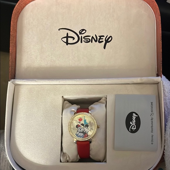 NWT Disney Mickey and Minnie Mouse wrist watch with NYC backdrop and travel case - Picture 3 of 4